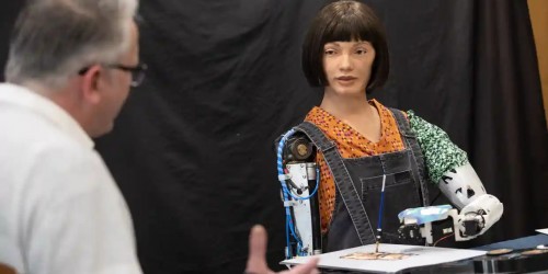 Ai-Da Trở Thành Robot Đầu Tiên Vẽ Tranh Như Họa Sỹ Thực Thụ